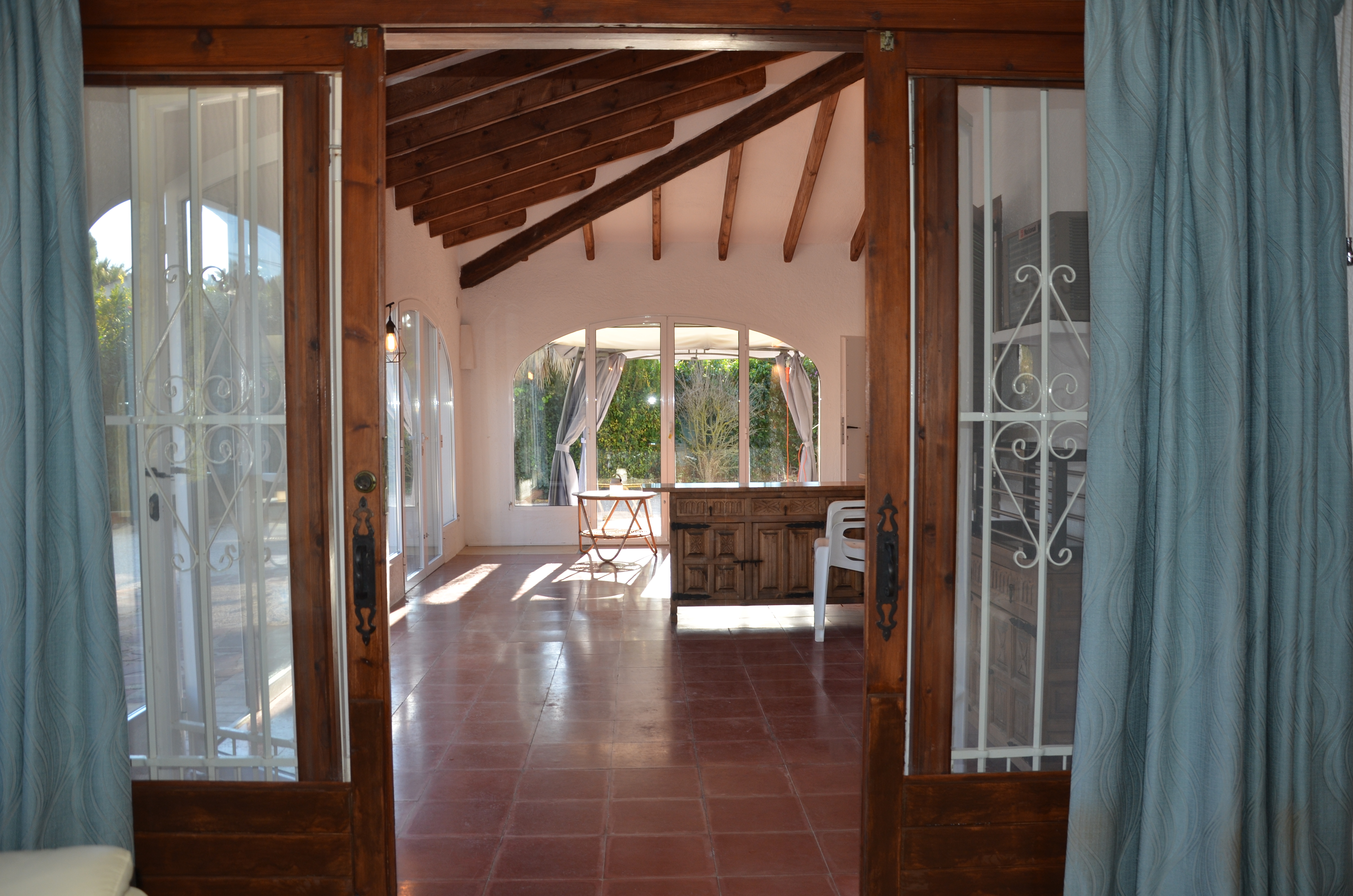 A quiet finca, held between mountain and sea.